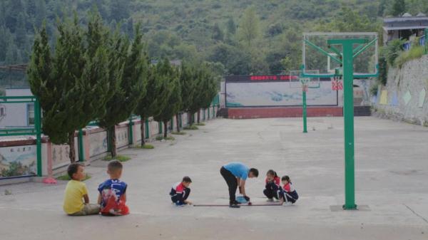 篮球规则场地说明_篮球简述场地规则图片_简述篮球场地的规则