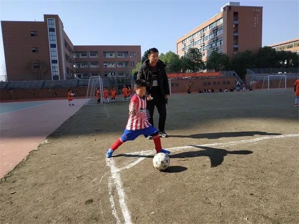 足球讲解守门员规则视频_足球讲解守门员规则图片_足球规则讲解守门员
