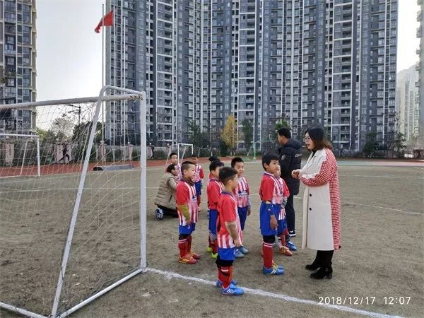 足球讲解守门员规则视频_足球讲解守门员规则图片_足球规则讲解守门员