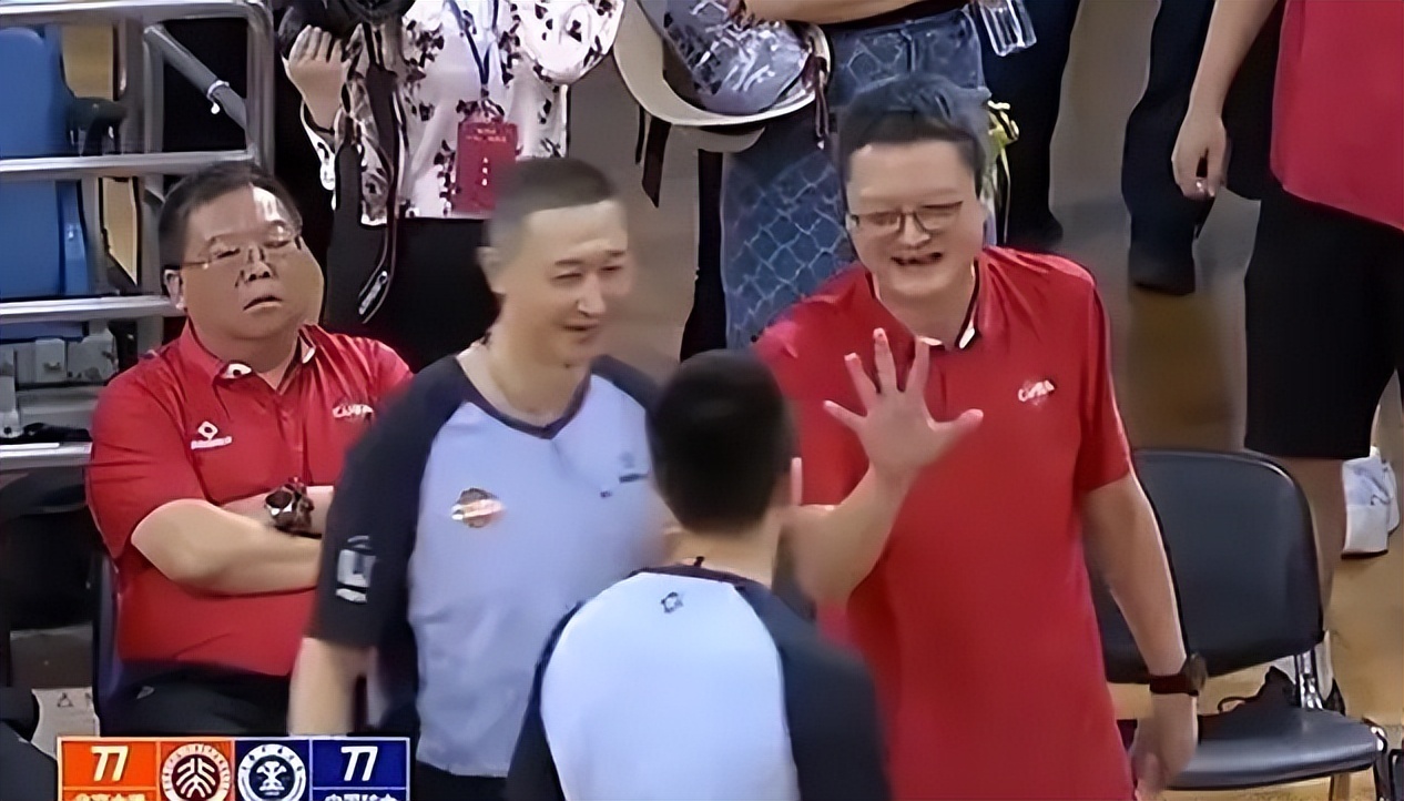 打篮球的规则四男一女是什么_篮球规则男打女是什么意思_男生打篮球时女生要干什么