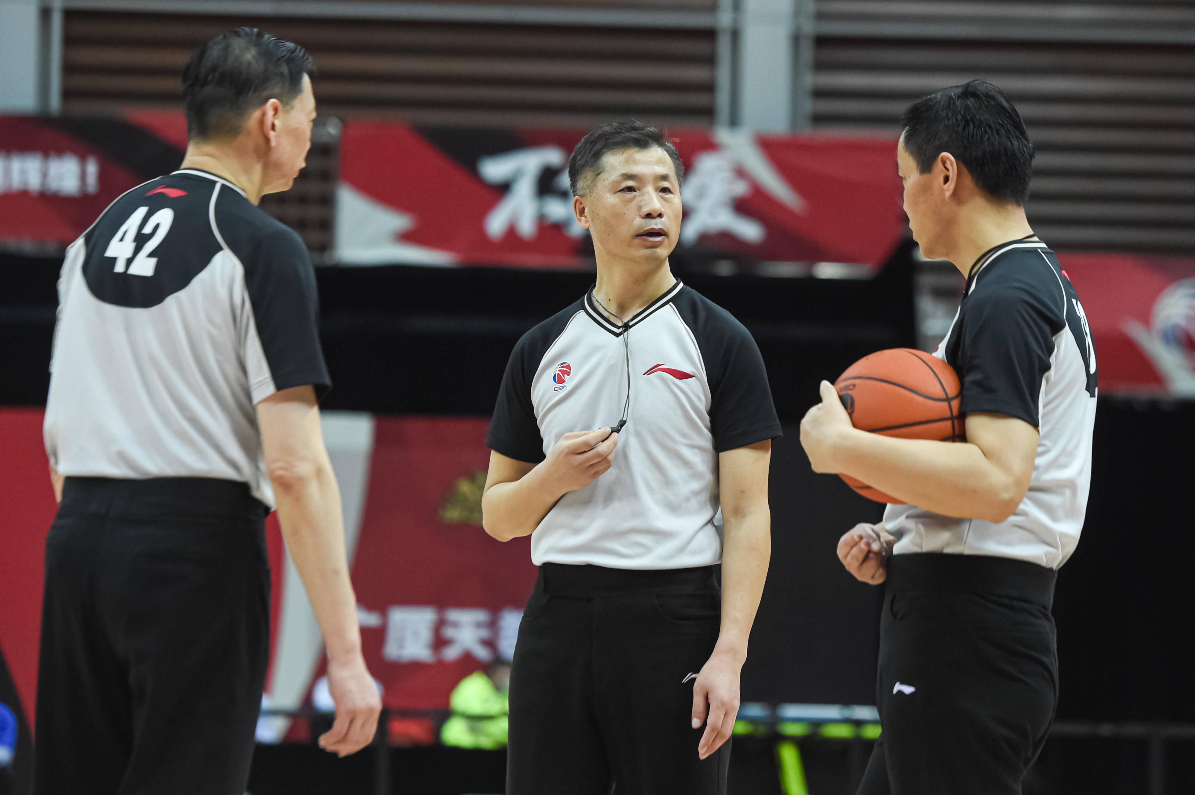 打篮球的规则四男一女是什么_男生打篮球时女生要干什么_篮球规则男打女是什么意思