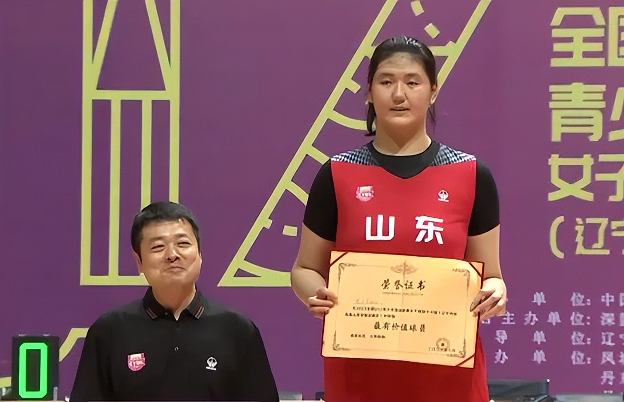 打篮球的规则四男一女是什么_男生打篮球时女生要干什么_篮球规则男打女是什么意思