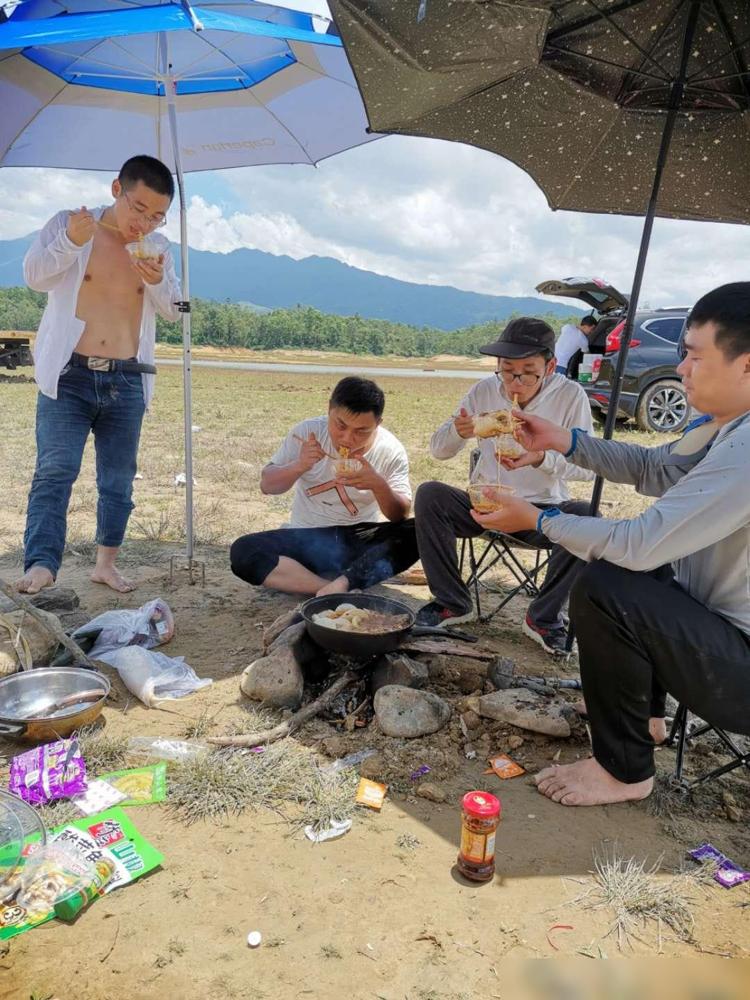 冬季野钓必备技巧：如何准备食物和热水，享