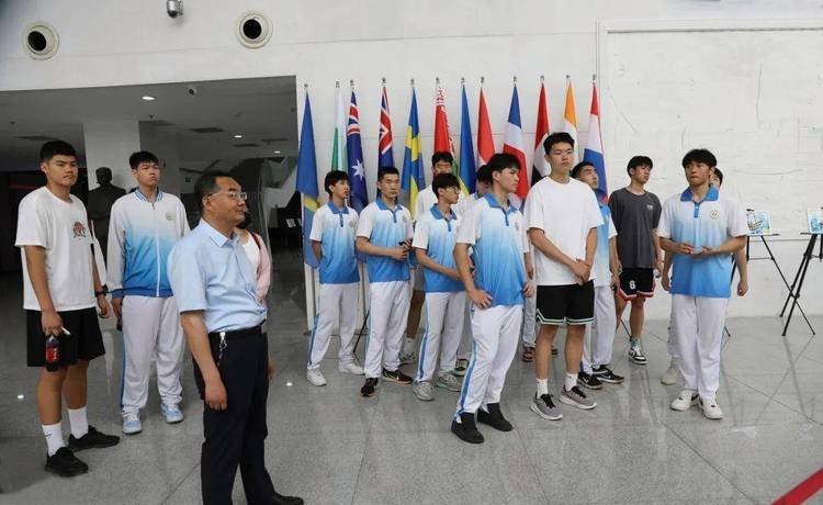 篮球赛冠军学校是哪个_篮球赛冠军学校名单_学校首届篮球赛冠军