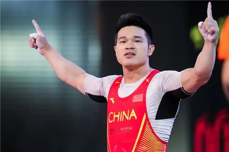 中国举重冠军男子叫什么名字_举重冠军男_中国男子举重冠军有几个