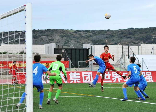2019年，“恒大杯”马德里冠军赛，恒大U14队员叶尔潘头球抢点攻门。