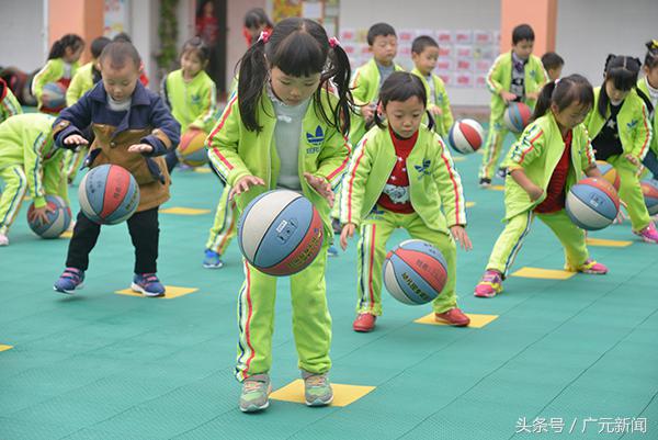 小班幼儿篮球的多种玩法_篮球的 规则幼儿园小班_小班篮球游戏规则