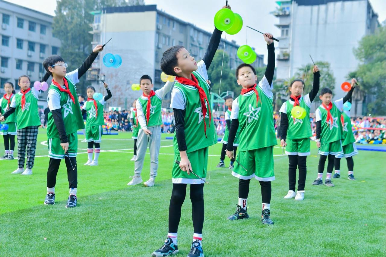 体操视频大全小学生_小学生现代体操_体操运动视频锻炼小学生