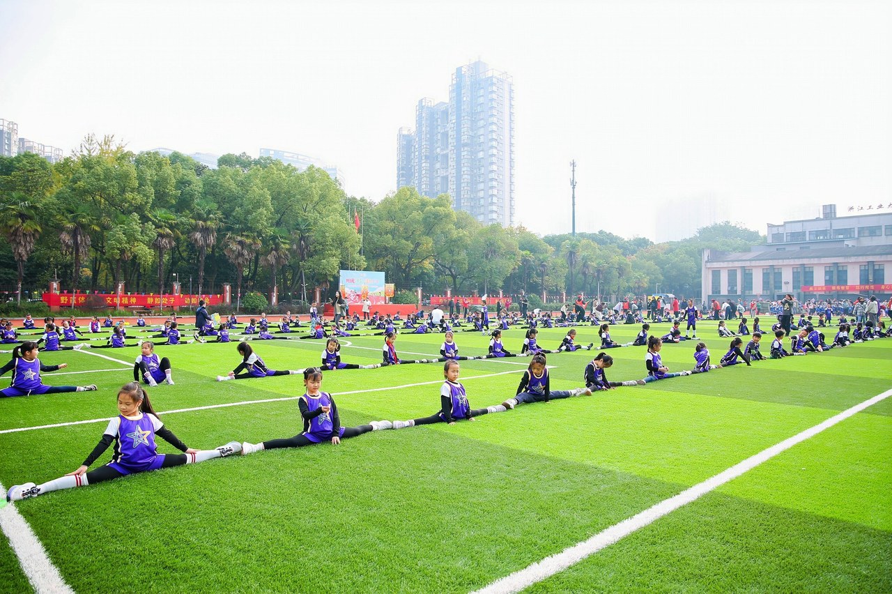 小学生现代体操_体操运动视频锻炼小学生_体操视频大全小学生